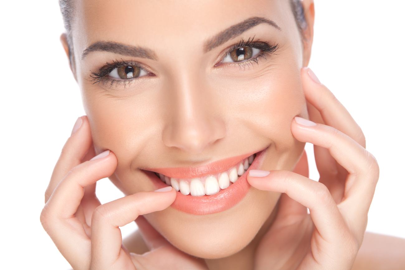 Sorriso con denti bianchi e regolari