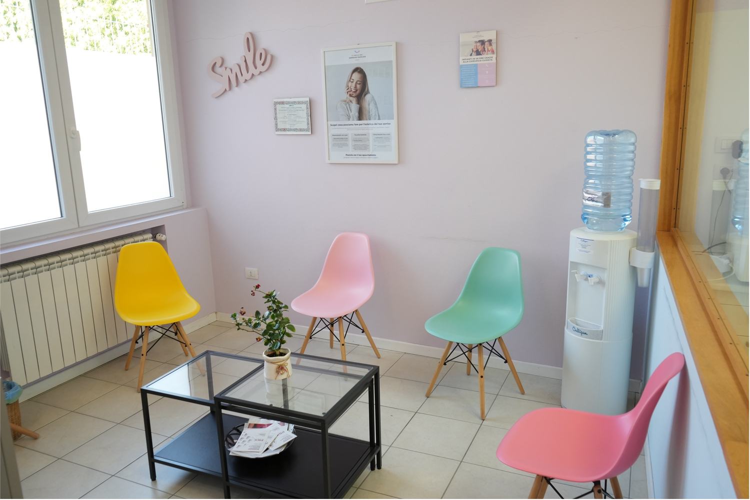 La sala d’attesa della clinica, con sedie colorate e la scritta Smile alla parete